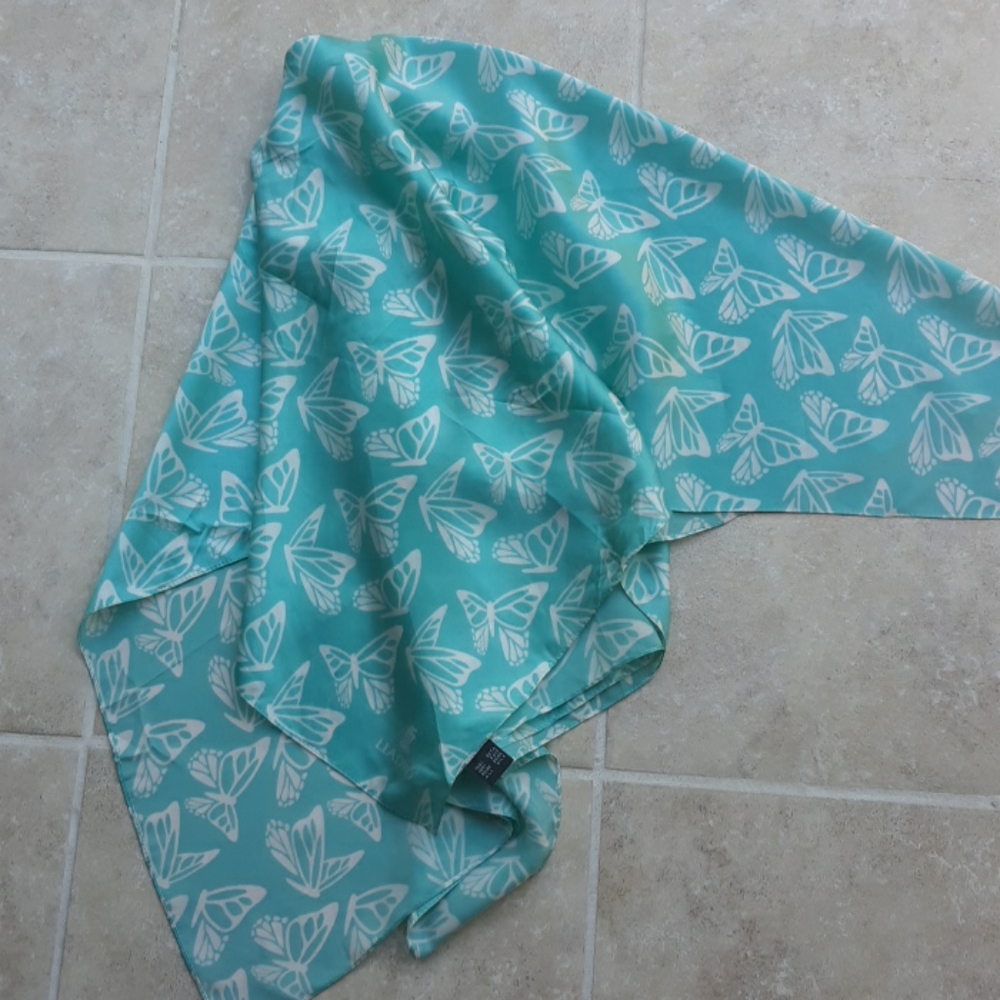 Lladro Turquoise and White Scarf